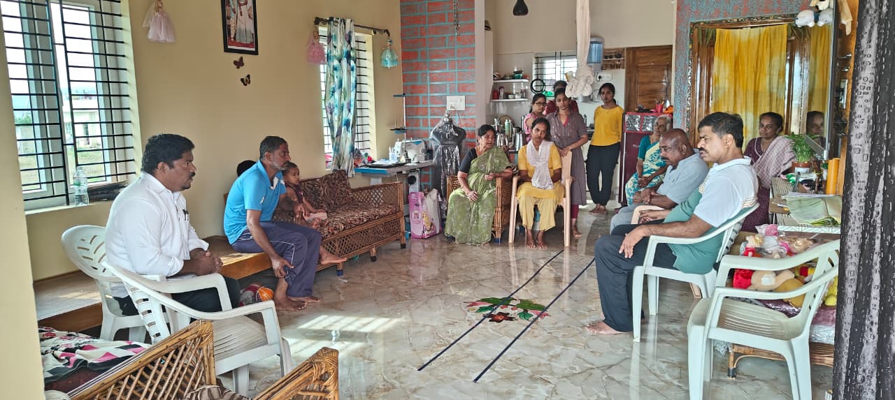 ಹನೂರು - ಮೃತ ಲೈನ್ ಮ್ಯಾನ್ ರಾಹುಲ್ ಮನೆಗೆ ಶಾಸಕ ಮಂಜುನಾಥ್ ಬೇಟಿ