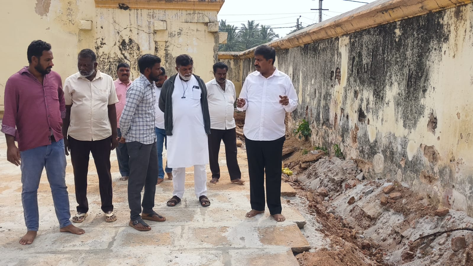 Madhyaranganath Temple MLA M.R. Visit Manjunath