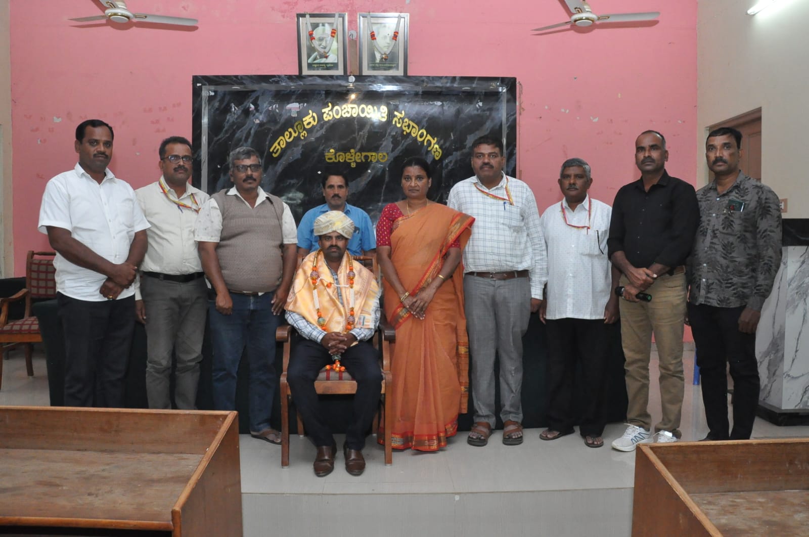 Akshara Dasoha bids farewell to Assistant Director Rangaswamy who has been transferred from Kollegala