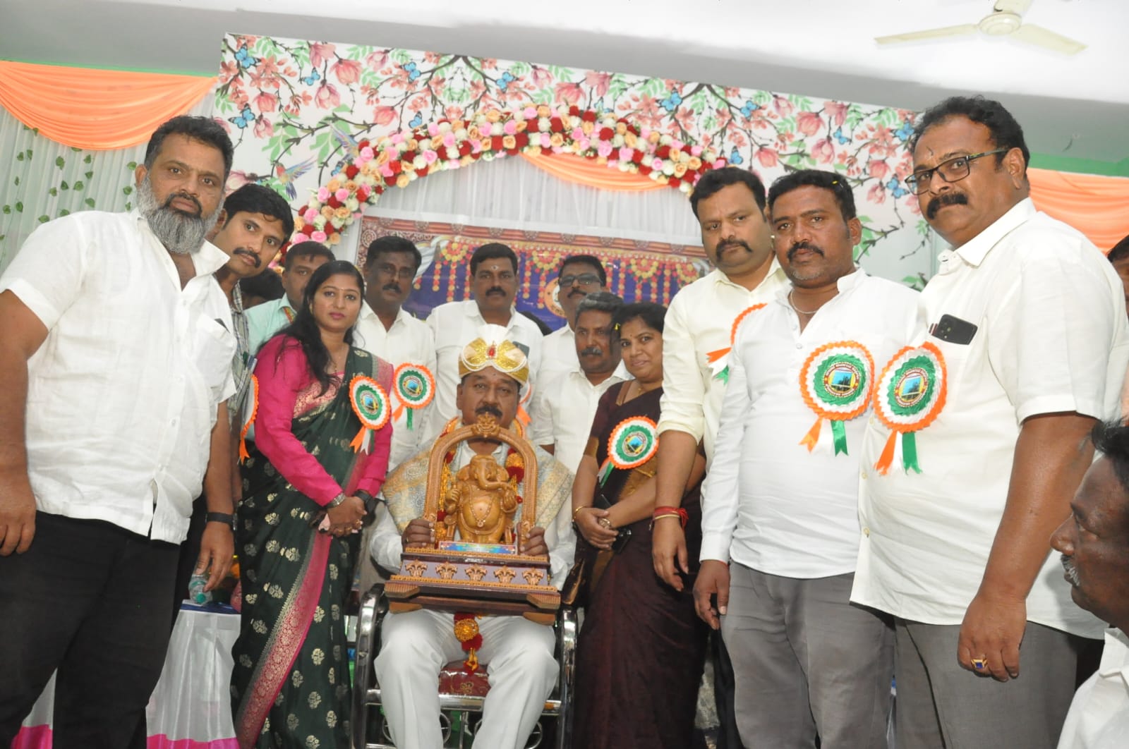 Kollegala: MLA served food to civil servants A.R. Krishnamurthy