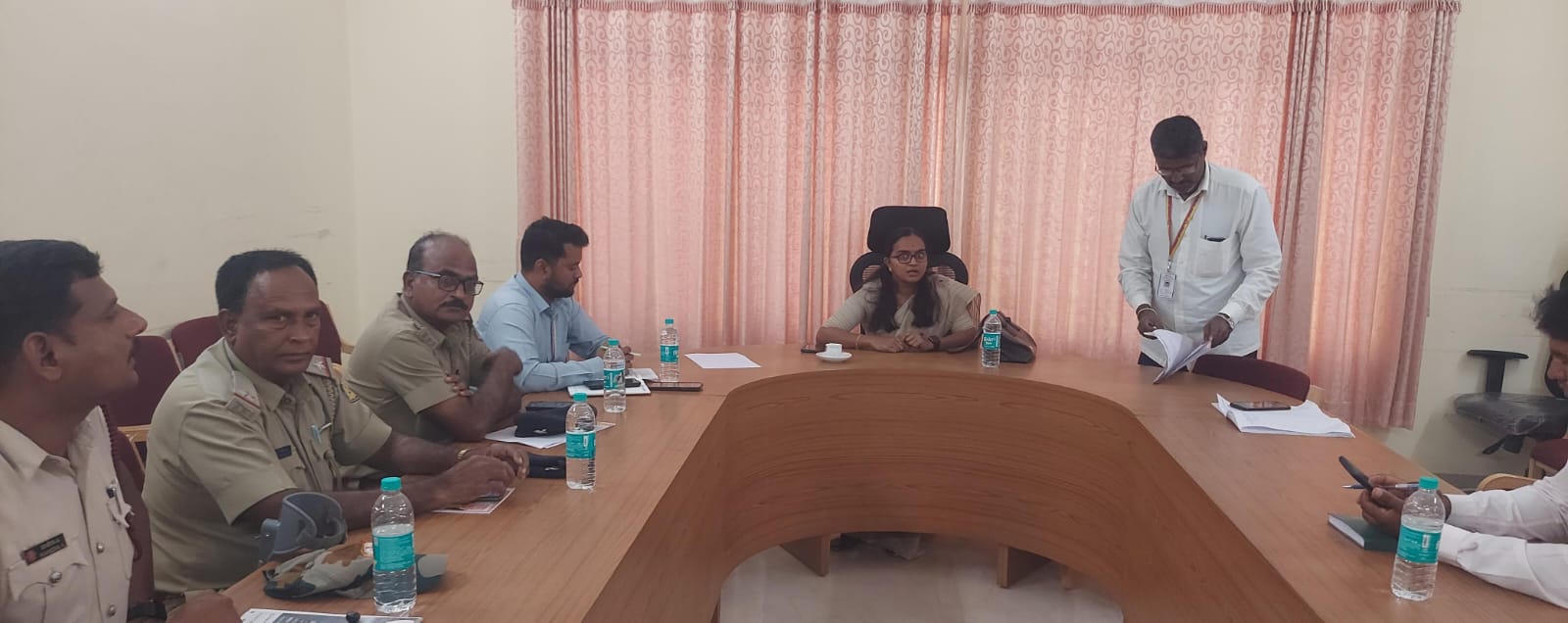 ಹನೂರು: ಗೌರಿ ಗಣೇಶ ಹಬ್ಬದ ಹಿನ್ನೆಲೆ.. ಏಕ ಗವಾಕ್ಷಿ ಕೇಂದ್ರ ಆರಂಭಹನೂರು: ಗೌರಿ ಗಣೇಶ ಹಬ್ಬದ ಹಿನ್ನೆಲೆ.. ಏಕ ಗವಾಕ್ಷಿ ಕೇಂದ್ರ ಆರಂಭ