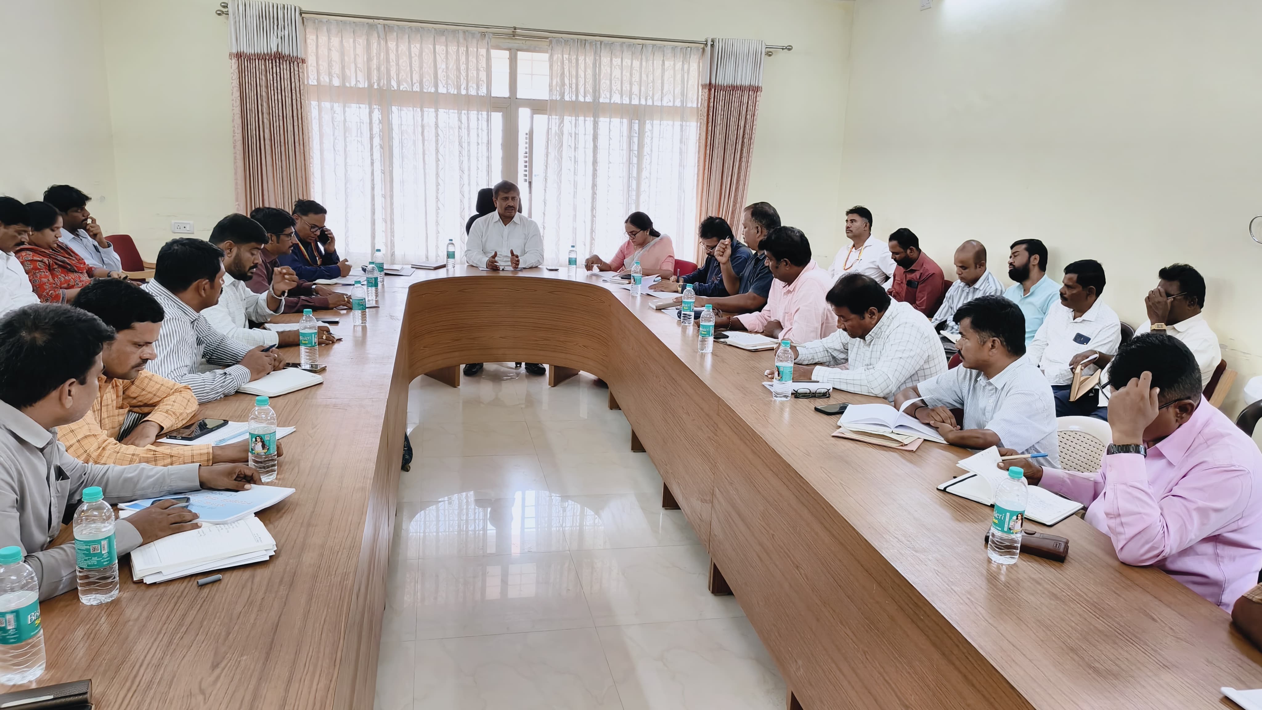 ಹನೂರು - ಮಳೆ ಅಭಾವ ತಕ್ಷಣ ಜನರ ಸಂಕಷ್ಟಗಳಿಗೆ ಸ್ಪಂದಿಸಲು ಶಾಸಕ ಮಂಜುನಾಥ್ ಅಧಿಕಾರಿಗಳಿಗೆ ಸೂಚನೆ