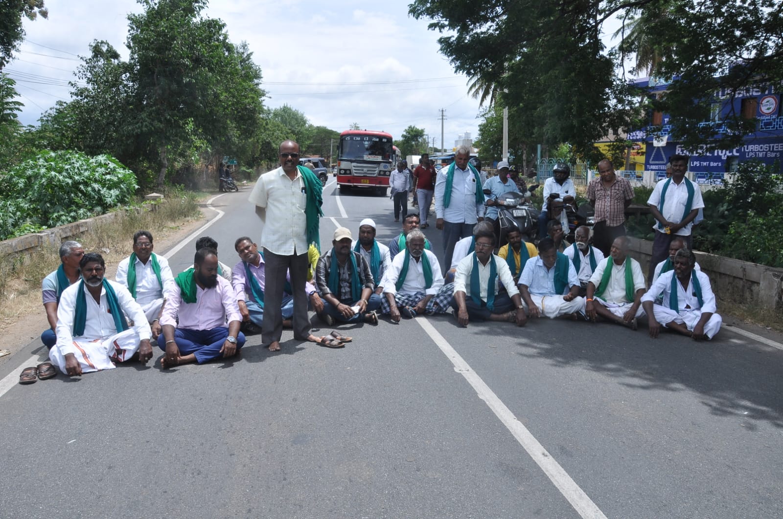 ಕಾವೇರಿ ತೀರ್ಪು ಖಂಡಿಸಿ ಕೊಳ್ಳೇಗಾಲದಲ್ಲಿ ರೈತರಿಂದ ಪ್ರತಿಭಟನೆ