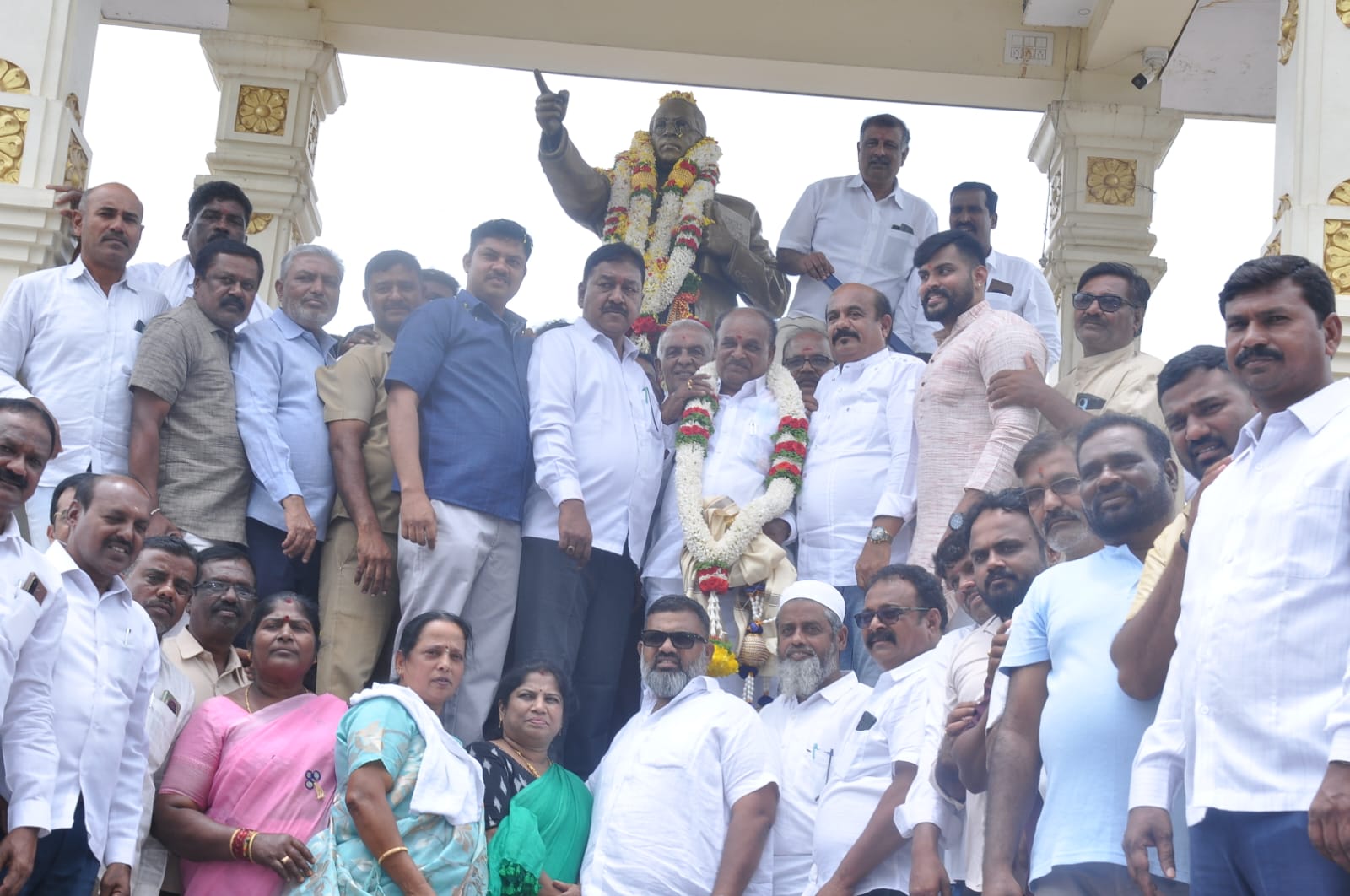 ನೂತನ ಸಚಿವ ಪುಟ್ಟರಂಗಶೆಟ್ಡಿ ರವರನ್ನು ಆತ್ಮೀಯವಾಗಿ ಬರಮಾಡಿಕೊಂಡ ಶಾಸಕ ಎ.ಆರ್.ಕೃಷ್ಣಮೂರ್ತಿ