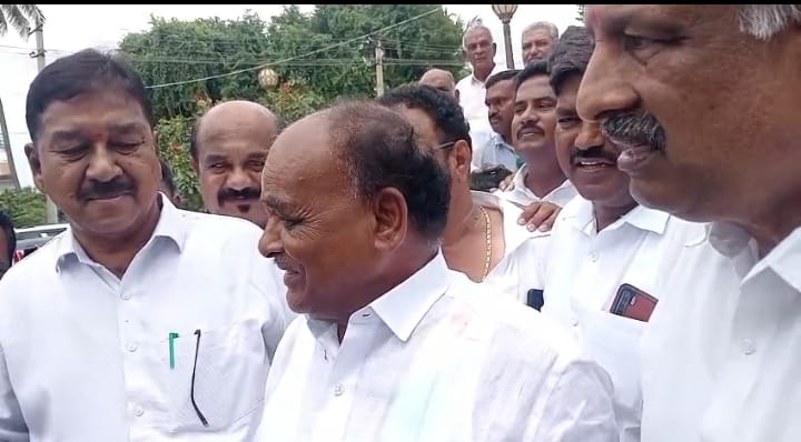 ಸಚಿವ ಪುಟ್ಟರಂಗಶೆಟ್ಟಿ ಶಾಸಕ ಕೃಷ್ಣಮೂರ್ತಿ ಎದುರ್ ಎದುರು ಬಂದಾಗ ಮಾತಿಲ್ಲ ಕಥೆ ಇಲ್ಲ
