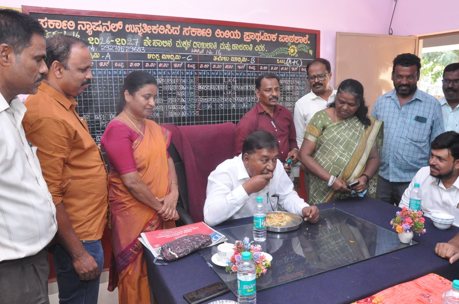 ಸರ್ಕಾರಿ  ಶಾಲೆಯಲ್ಲಿ ಮಧ್ಯಾಹ್ನದ ಬಿಸಿ ಊಟ ಮಾಡಿದ ಶಾಸಕ ಎ.ಆರ್ ಕೃಷ್ಣಮೂರ್ತಿ