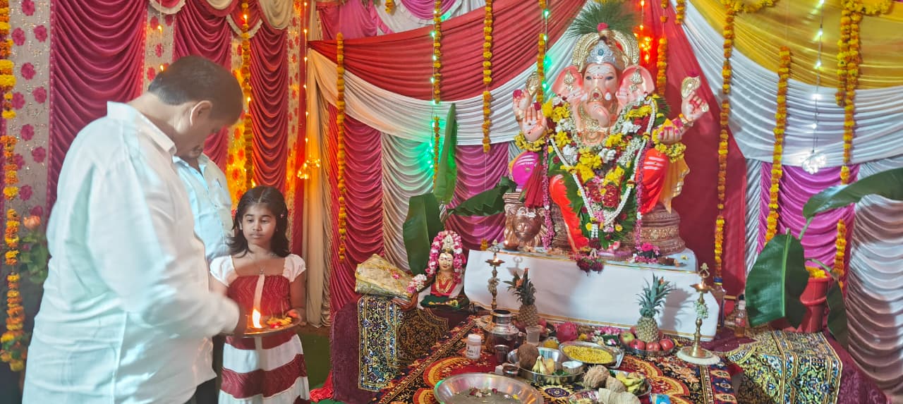 ಹನೂರು - ಗಣೇಶನ ದರ್ಶನ ಪಡೆದು  ಶುಭ ಕೋರಿದ ಶಾಸಕ ಎಂ.ಆರ್.ಮಂಜುನಾಥ್