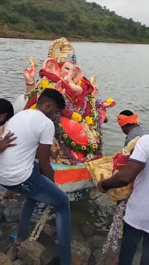ಹನೂರು : ಅದ್ದೂರಿ ಮೆರವಣಿಗೆಯೊಂದಿಗೆ ಗುಂಡಾಲ್ ಜಲಾಶಯದಲ್ಲಿ ಗಣೇಶನ ವಿಸರ್ಜನೆ