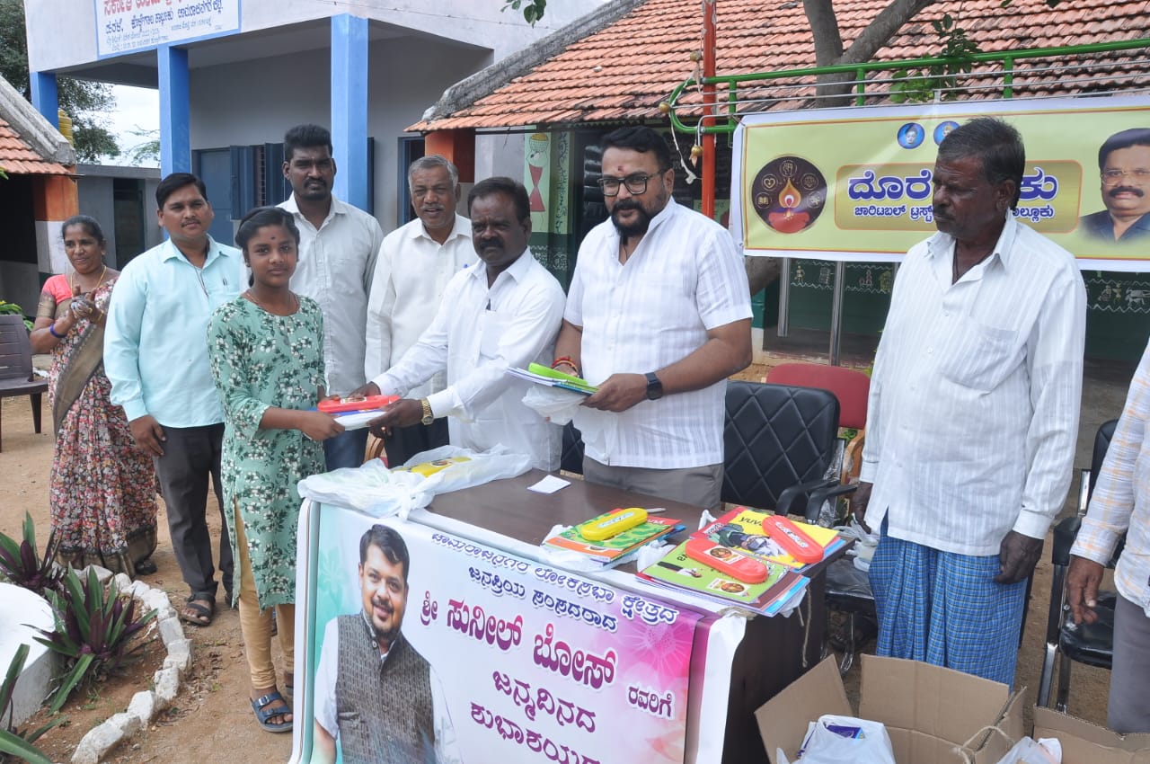 ಕೊಳ್ಳೇಗಾಲ : ದೊರೆ ಬೆಳಕು ಚಾರಿಟಬಲ್ ಟ್ರಸ್ಟ್ ವತಿಯಿಂದ ಸಂಸದ ಸುನೀಲ್ ಬೋಸ್ ಹುಟ್ಟು ಹಬ್ಬದ ಅಂಗವಾಗಿ ಪುಸ್ತಕ ವಿತರಣೆ