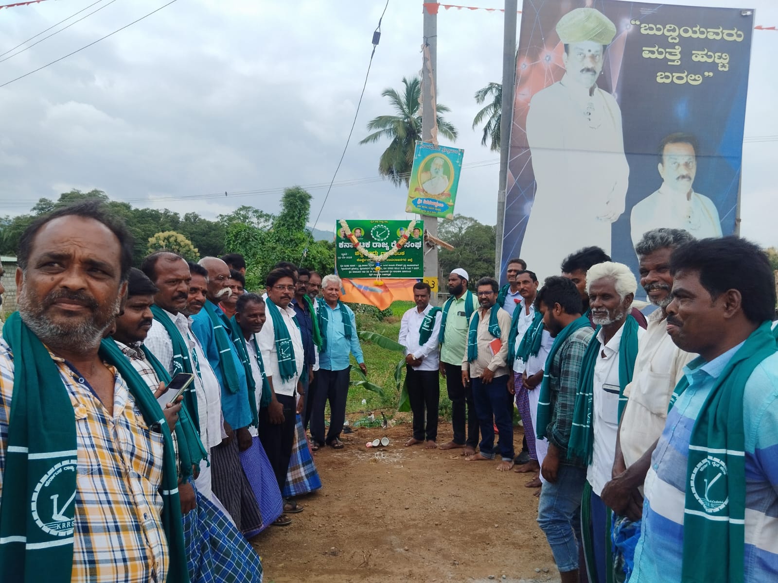 ಕೊಳ್ಳೇಗಾಲ ; ಚಿಕ್ಕಲ್ಲೂರು ಗ್ರಾಮದಲ್ಲಿ ರೈತ ಸಂಘದ ಘಟಕ ಉದ್ಘಾಟನೆ