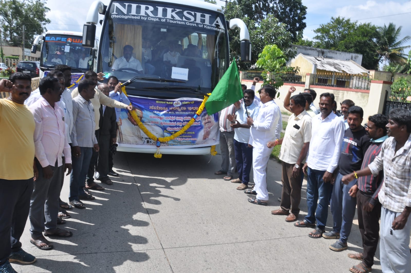 ಕೊಳ್ಳೇಗಾಲ ದಿಂದ ಅಂಬೇಡ್ಕರ್ ಧೀಕ್ಷಾ ಭುಮಿಗೆ ಹೊರಟ ವಾಹನಗಳಿಗೆ ಶಾಸಕ ಎ.ಆರ್.ಕೃಷ್ಣಮೂರ್ತಿ ಹಸಿರು ನಿಶಾನೆ