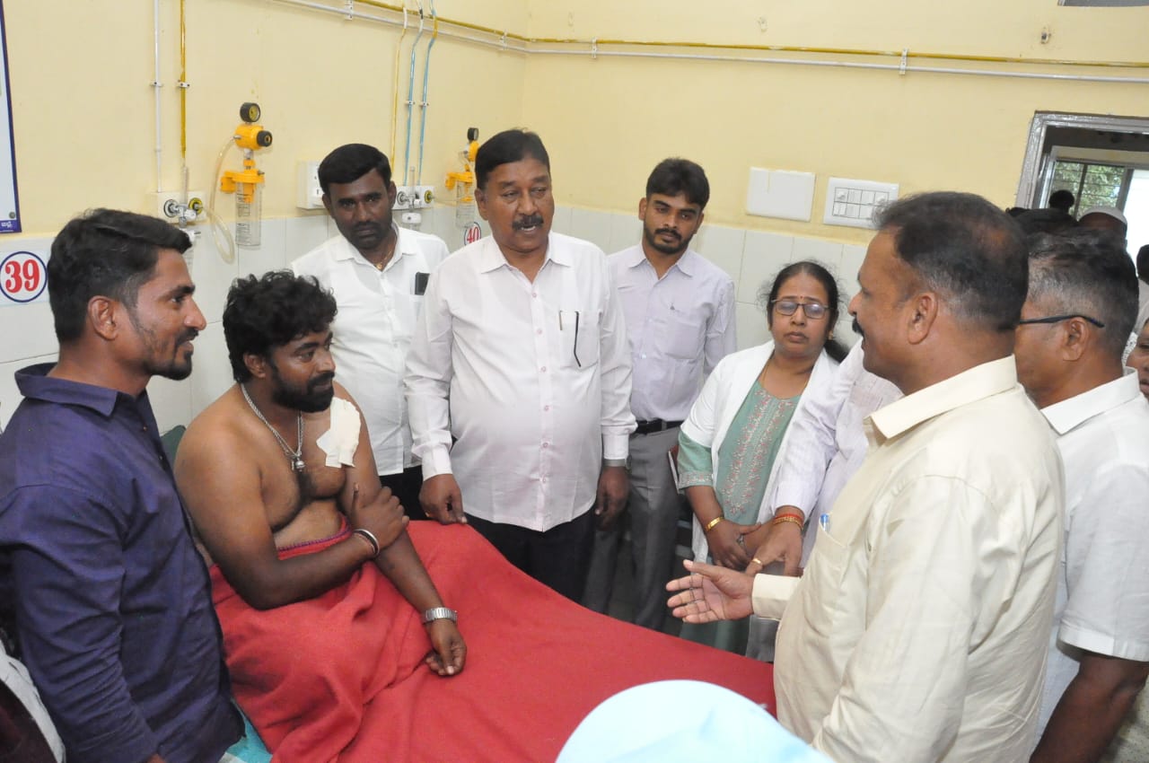 ಚಾಕುವಿನಿಂದ ಹಲ್ಲೆಗೆ ಒಳಗಾಗಿದ್ದ ಕಾಂಗ್ರೆಸ್ ಯುವ ಮುಖಂಡನ ಕ್ಷೇಮ ವಿಚಾರಿಸಿದ‌ ಶಾಸಕ ಎ.ಆರ್. ಕೃಷ್ಣಮೂರ್ತಿ