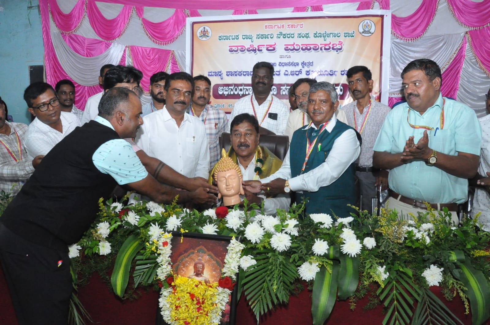 ಸರ್ಕಾರಿ ನೌಕರರ ಸಂಘದಿಂದ ಶಾಸಕ ಎ.ಆರ್. ಕೃಷ್ಣಮೂರ್ತಿ ಅವರಿಗೆ ಸನ್ಮಾನ