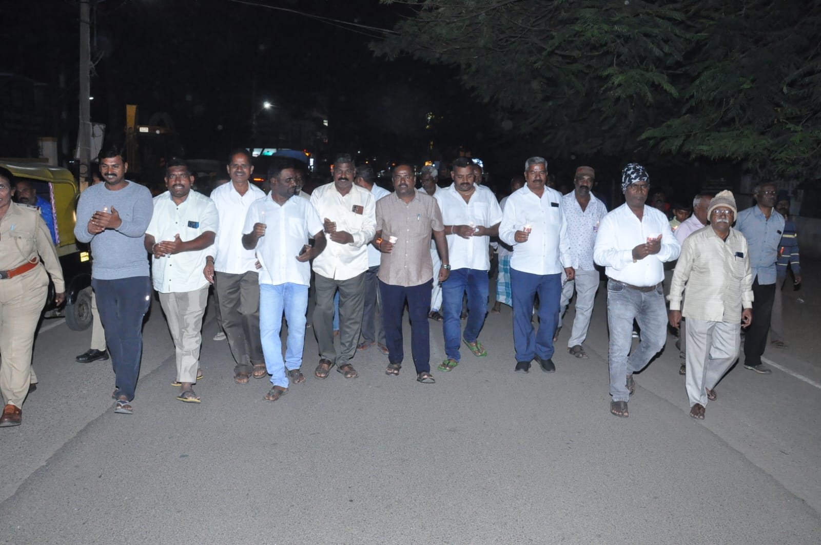 ಡಾ.ಬಿ.ಆರ್. ಅಂಬೇಡ್ಕರ್ ಪರಿನಿರ್ವಾಣ ದಿನದ ಅಂಗವಾಗಿ ಕೊಳ್ಳೇಗಾಲದಲ್ಲಿ ಮೊಂಬತ್ತಿ ಮೆರವಣಿಗೆ