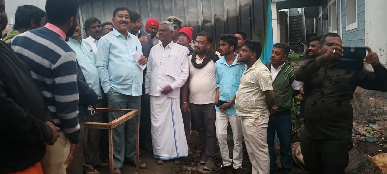 ಬಿಳಿಗಿರಿರಂಗನ ಬೆಟ್ಟ: ಅಗ್ನಿ ದುರಂತದಲ್ಲಿ ಅಂಗಡಿ ಕಳೆದು ಕೊಂಡವರಿಗೆ ಹೊಸದಾಗಿ ಅಂಗಡಿ ನಿರ್ಮಾಣ