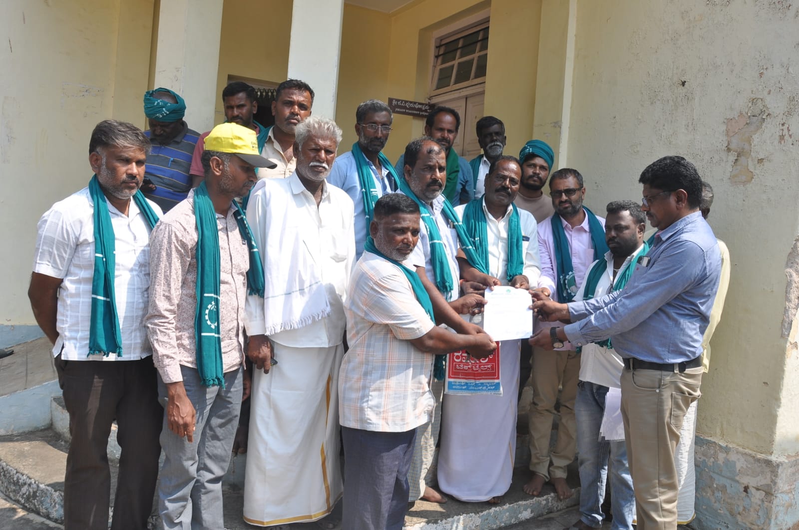 ಕೊಳ್ಳೇಗಾಲ ತಾಲ್ಲೂಕಿನ ದೊಡ್ಡಿಂದುವಾಡಿ - ಕನಕಗಿರಿ ರಸ್ತೆ ಅಭಿವೃದ್ಧಿಗೆ ರೈತ ಸಂಘ ಒತ್ತಾಯ