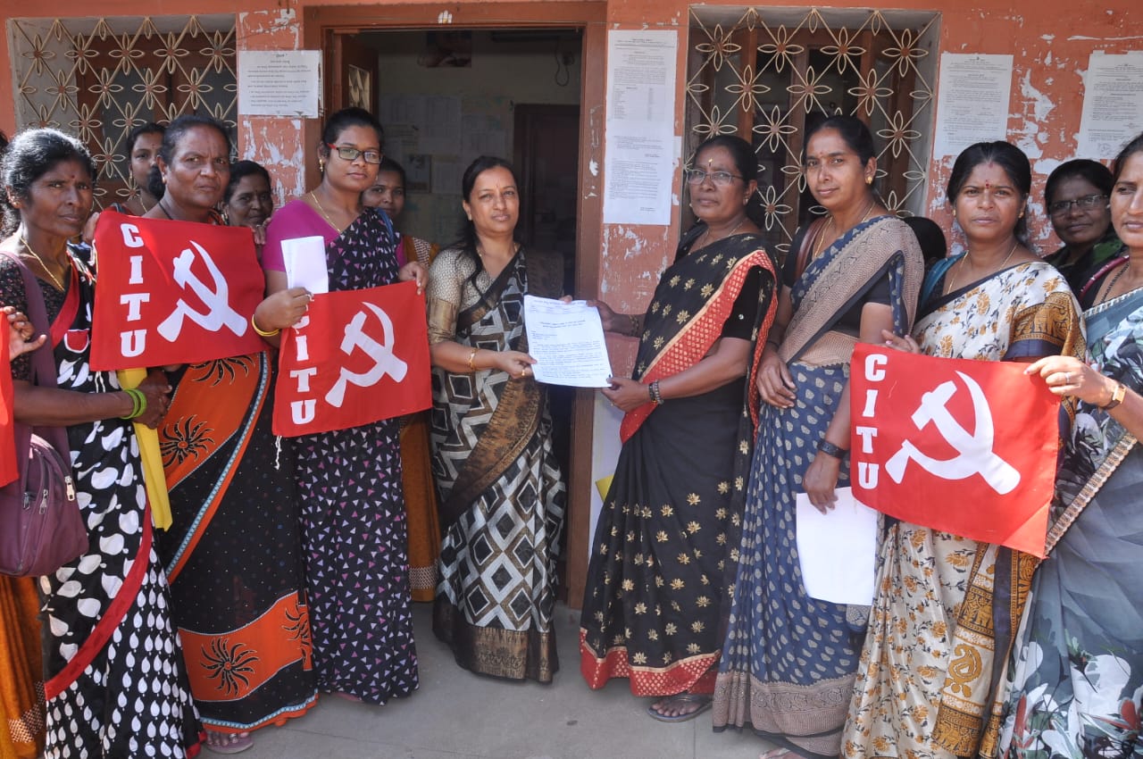 ಕೊಳ್ಳೇಗಾಲ: ಅಂಗನವಾಡಿ ಕಾರ್ಯಕರ್ತೆಯರಿಂದ ಕಪ್ಪು ಬಟ್ಟೆ ಧರಿಸಿ ಕರ್ತವ್ಯ