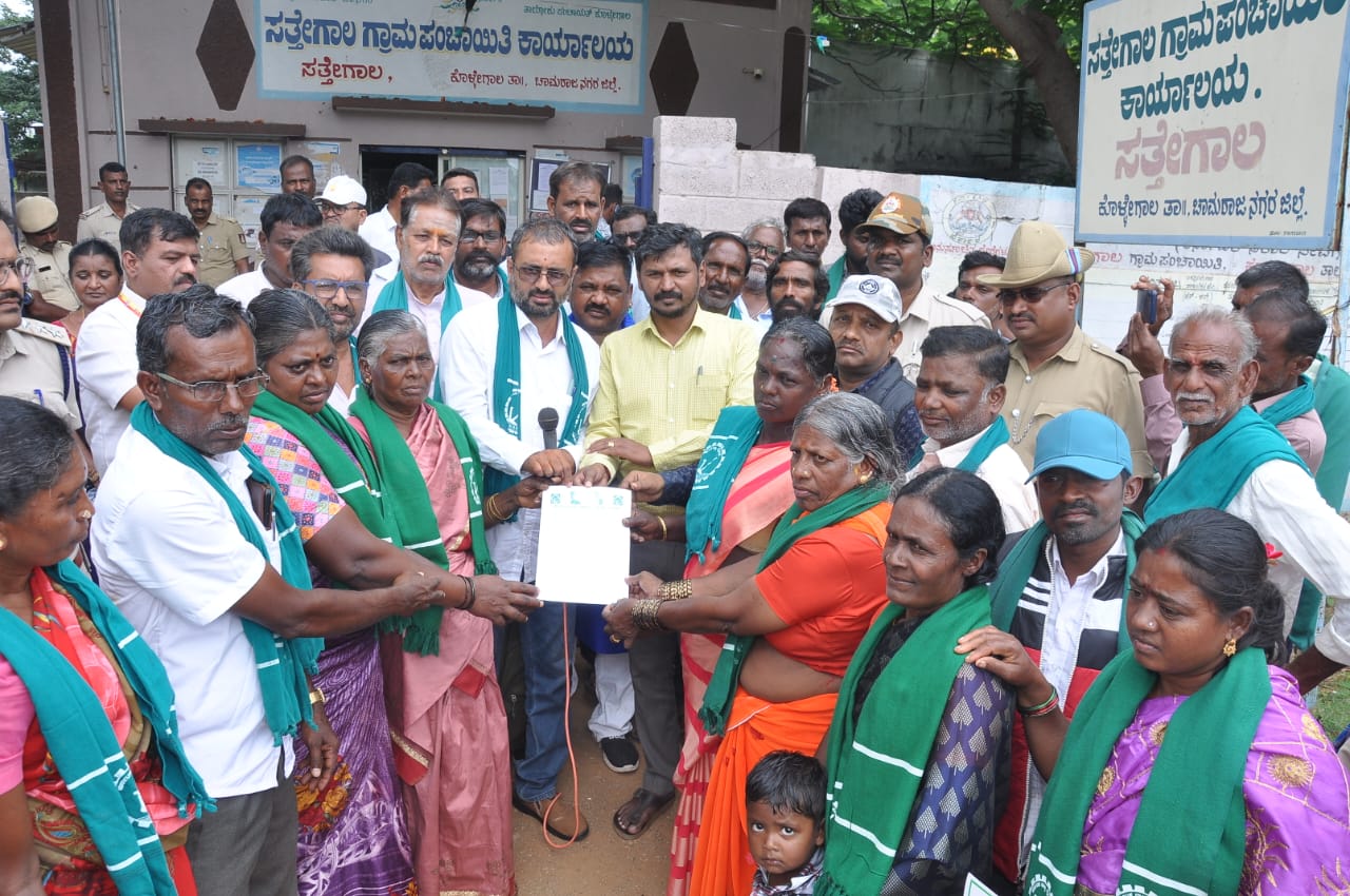 ಕೊಳ್ಳೇಗಾಲ: ಮೂಲಭೂತ ಸೌಕರ್ಯಕ್ಕಾಗಿ ಒತ್ತಾಯಿಸಿ ರೈತಸಂಘದಿಂದ ಪ್ರತಿಭಟನೆ