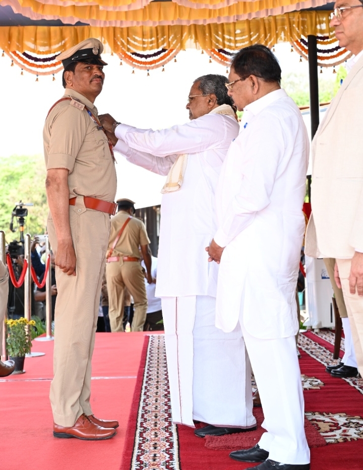 ಕೊಳ್ಳೇಗಾಲ ಭೀಮನಗರದ ಮೈಸೂರಿನಲ್ಲಿ ಇರುವ ಗುಪ್ತಚರ ಎಎಸ್ಐ ಶಿವಕುಮಾರ್ ಗೆ ಮುಖ್ಯಮಂತ್ರಿ ಗಳ ಚಿನ್ನದ ಪದಕ